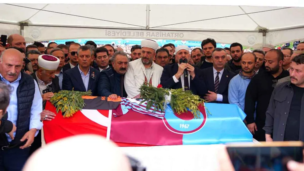 Volkan Konak’ın Trabzon’da düzenlenen cenaze töreninde binlerce kişi son yolculuğuna eşlik etti.