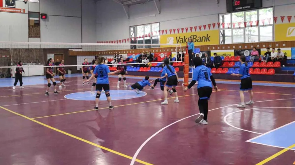 Akçaabat’ta 19 Mayıs Gençlik ve Spor Bayramı kapsamında düzenlenen liseler arası voleybol turnuvası başladı
