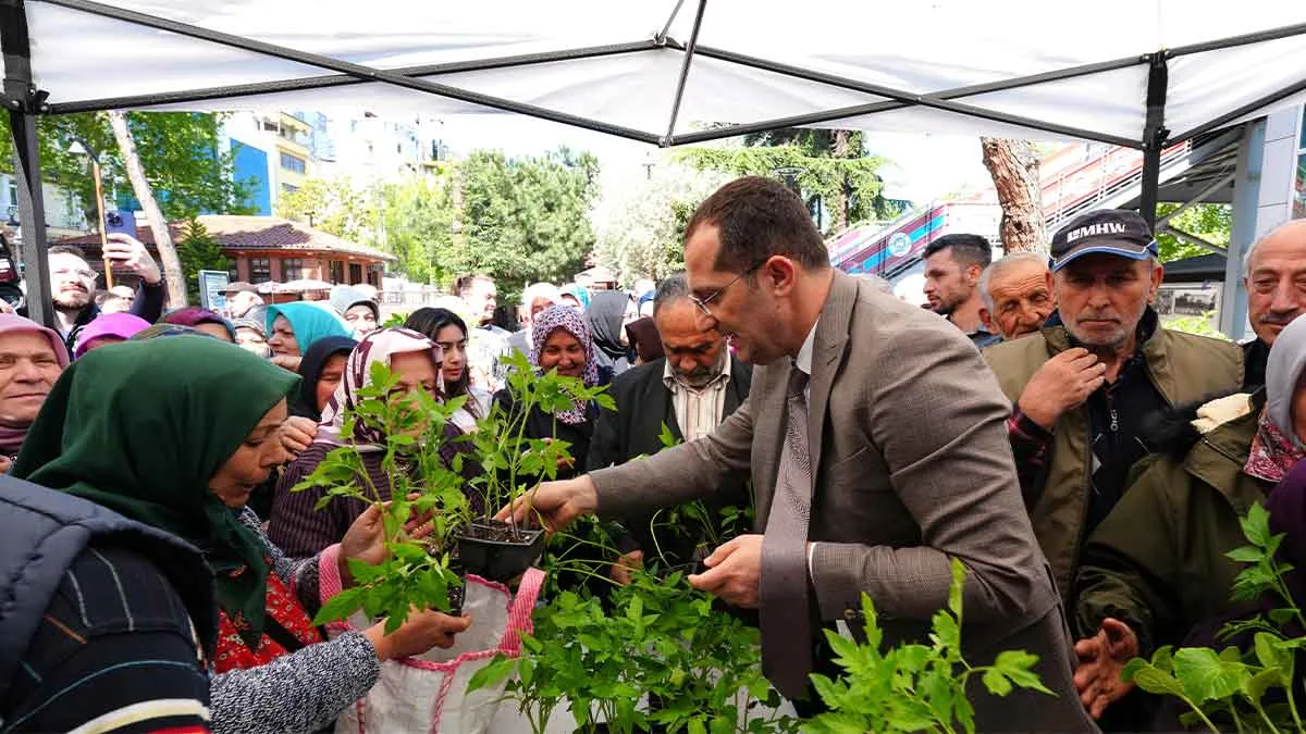 Trabzon’da vatandaşlara 10 bin sebze fidanı dağıtıldı