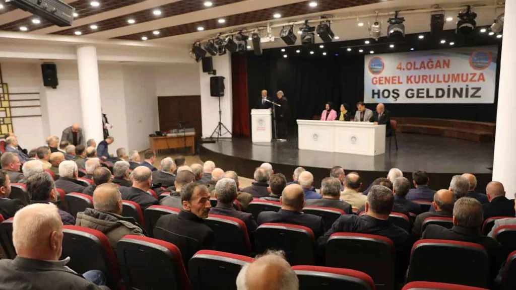 Akçaabat Muhtarlar Derneği’nin 4. Olağan Genel Kurulu'nda protokol üyeleri ve muhtarlar bir arada