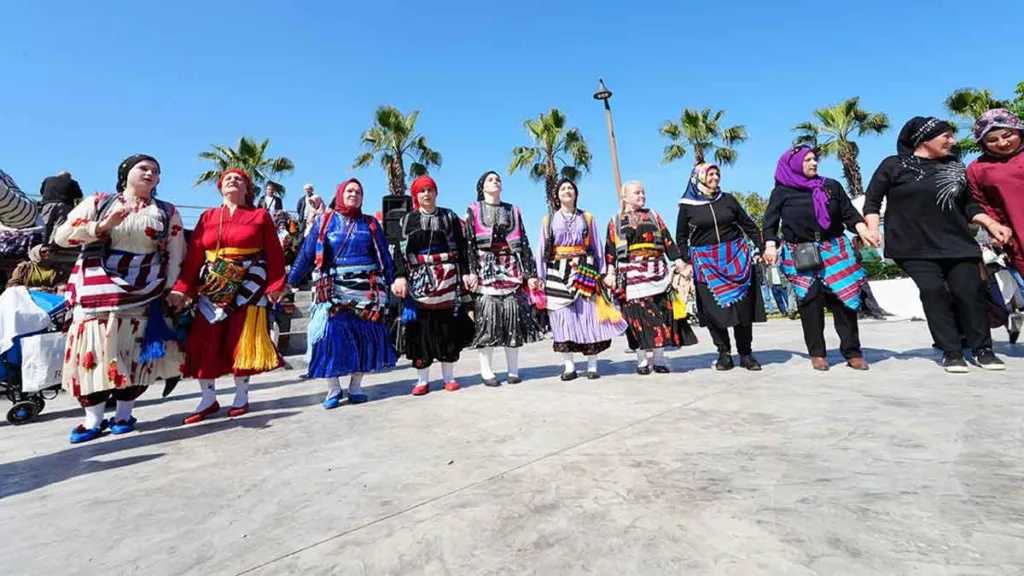 Akçaabat Sahil Park’ta düzenlenen Hıdırellez Şenliği’nde vatandaşlar horon oynayıp baharı kutladı