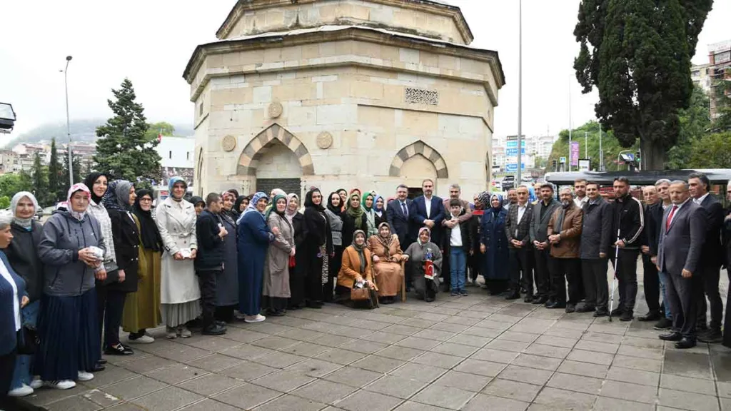 Trabzon Büyükşehir Belediye Başkanı Ahmet Metin Genç, Gülbahar Hatun Türbesi’nde Anneler Günü anma programına katıldı.