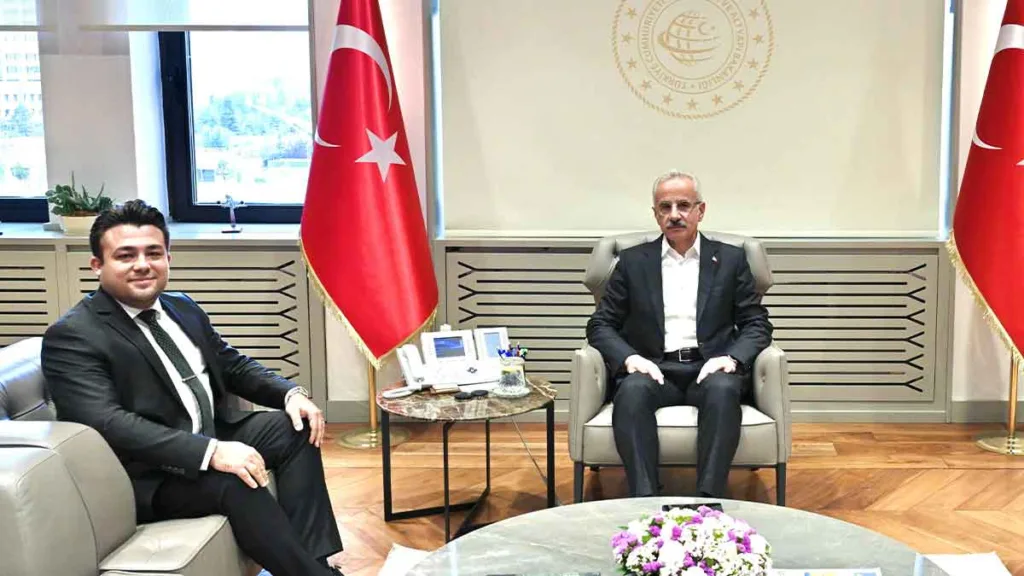 Bakan Abdulkadir Uraloğlu, TikTok temsilcisi Fatih Kafadar ile dijital güvenlik konularını görüştü