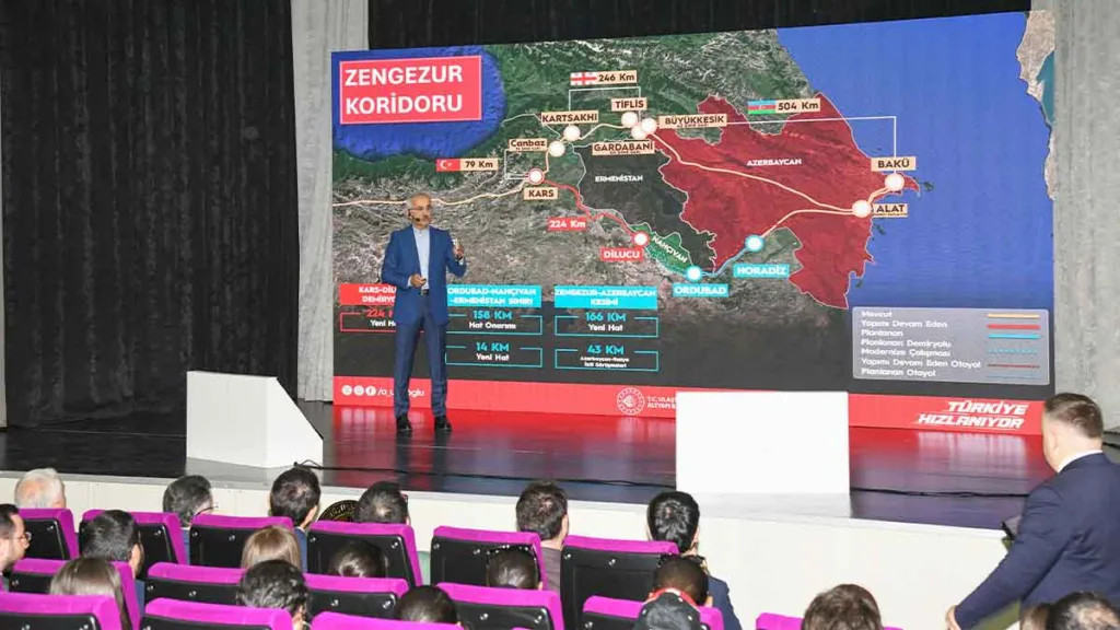 Ulaştırma Bakanı Abdulkadir Uraloğlu Trabzon Gençlik Meclisi Siyaset Akademisi’nde gençlerle buluştu
