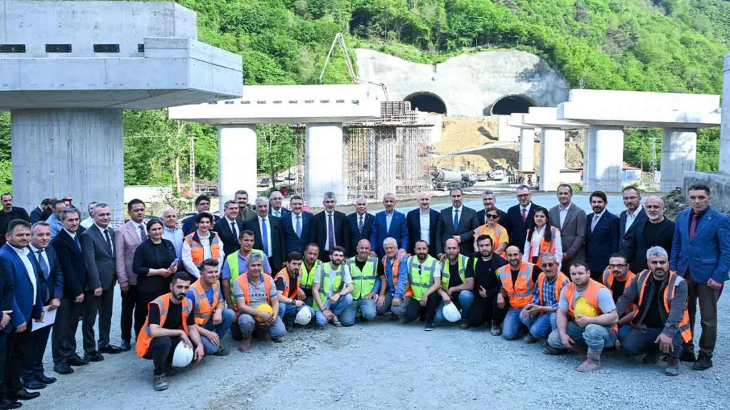 Ulaştırma ve Altyapı Bakanı Abdulkadir Uraloğlu, Trabzon Güney Çevre Yolu’ndaki çalışmaları yerinde inceledi