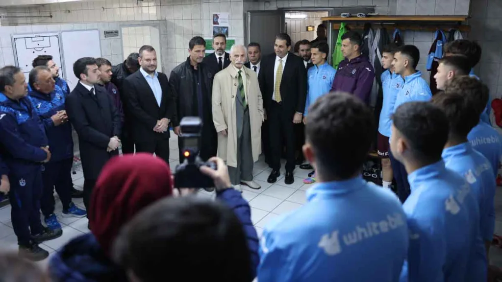 Trabzonspor Başkanı Ertuğrul Doğan, U19 takım oyuncularıyla bir araya geldi
