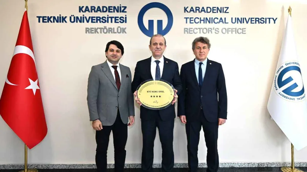 KTÜ Rektörü Prof. Dr. Hamdullah Çuvalcı, Koru Otel’e verilen 4 Yıldızlı Otel plaketini teslim alırken