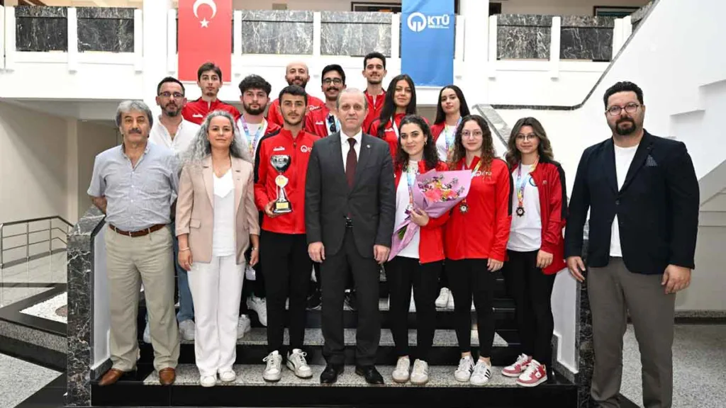 KTÜ Rektörü Prof. Dr. Hamdullah Çuvalcı, Türkiye ikincisi olan halk oyunları ekibini makamında ağırladı
