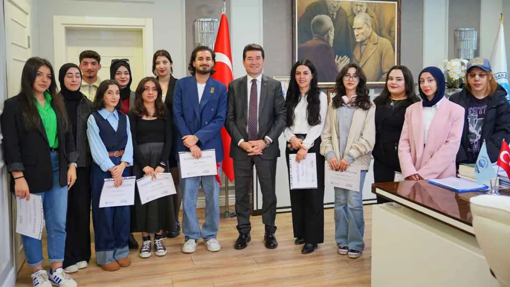 Ortahisar Belediye Başkanı Ahmet Kaya, 23 Nisan etkinliklerine katkı sunan öğrencilere teşekkür belgesi verdi