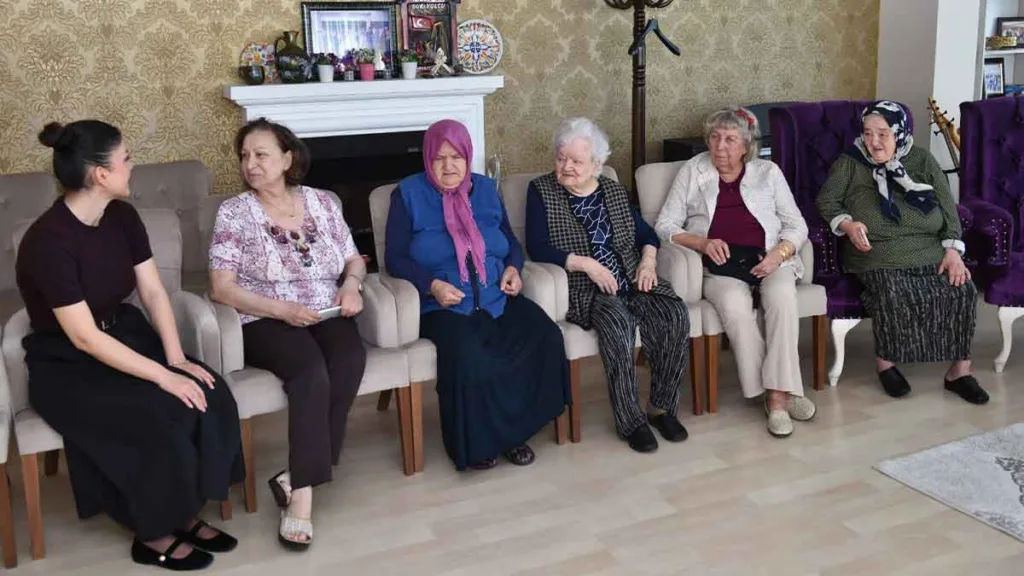 Ortahisar Belediyesi, Anneler Günü dolayısıyla Köşk Huzurevi’ndeki yaşlı kadınları ziyaret ederek hediye verdi.