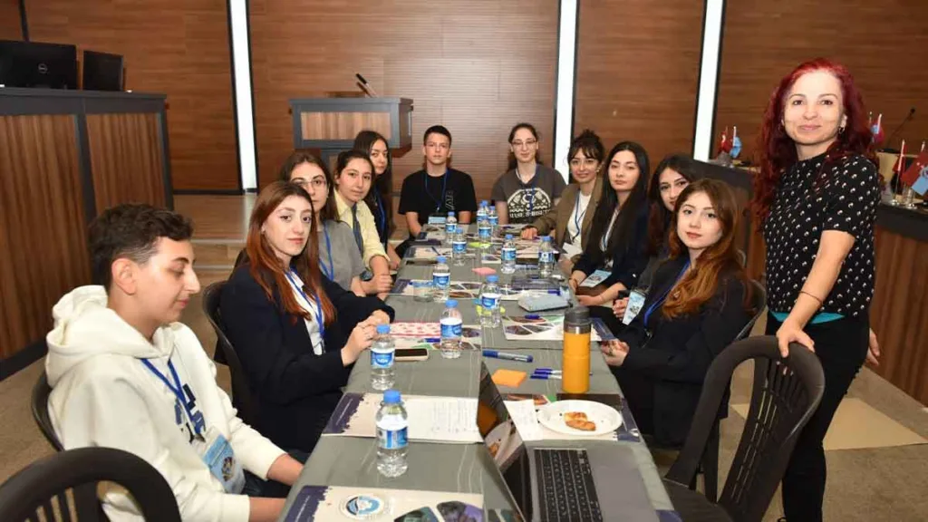 Ortahisar Belediyesi Kültür Politikaları Çalıştayı’ndan bir kare, Ahmet Kaya konuşurken