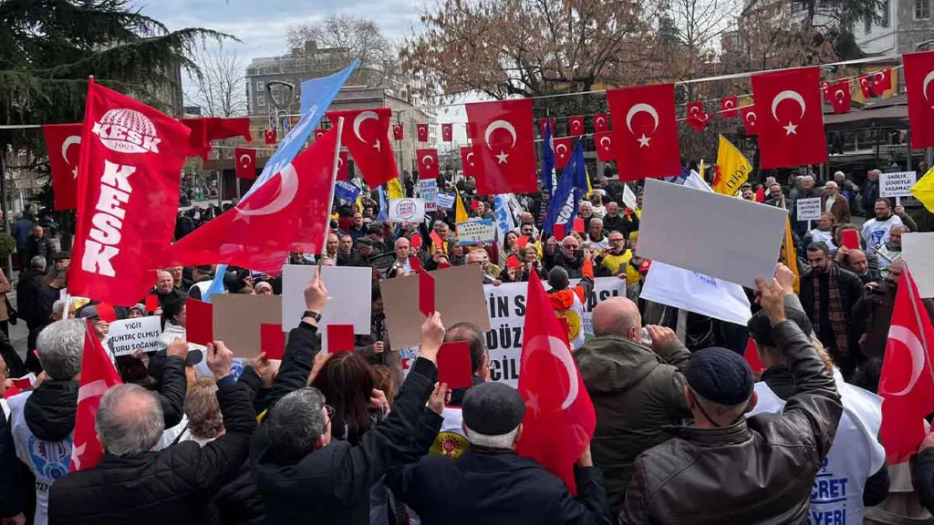 Trabzon’da KESK öncülüğünde 1 Mayıs Emek ve Dayanışma Günü kutlaması gerçekleştirildi.