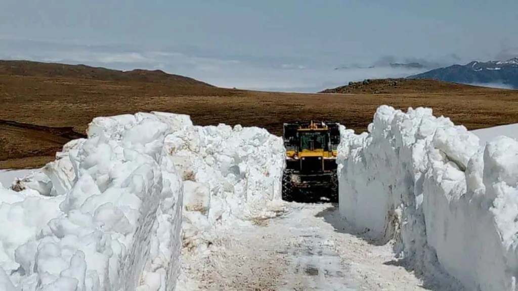 Trabzon Büyükşehir Belediyesi ekipleri, 3200 metre rakımdaki Şekersu Yaylası Kırklar Dağı'nda karla mücadele çalışması yaptı
