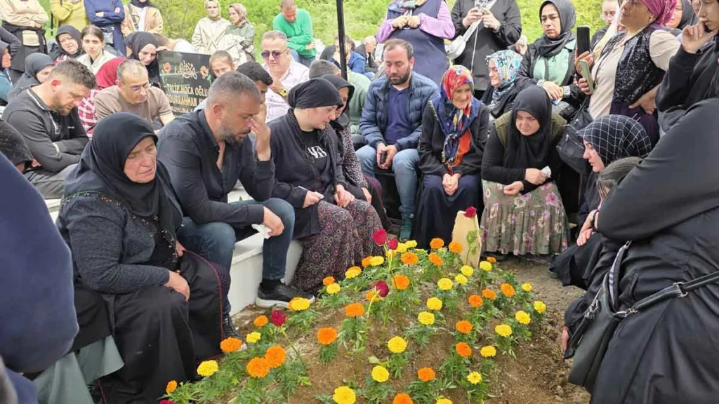 Trabzon’un Akçaabat ilçesinde boğularak hayatını kaybeden 14 yaşındaki Çınar Karbuz’un cenaze töreni düzenlendi