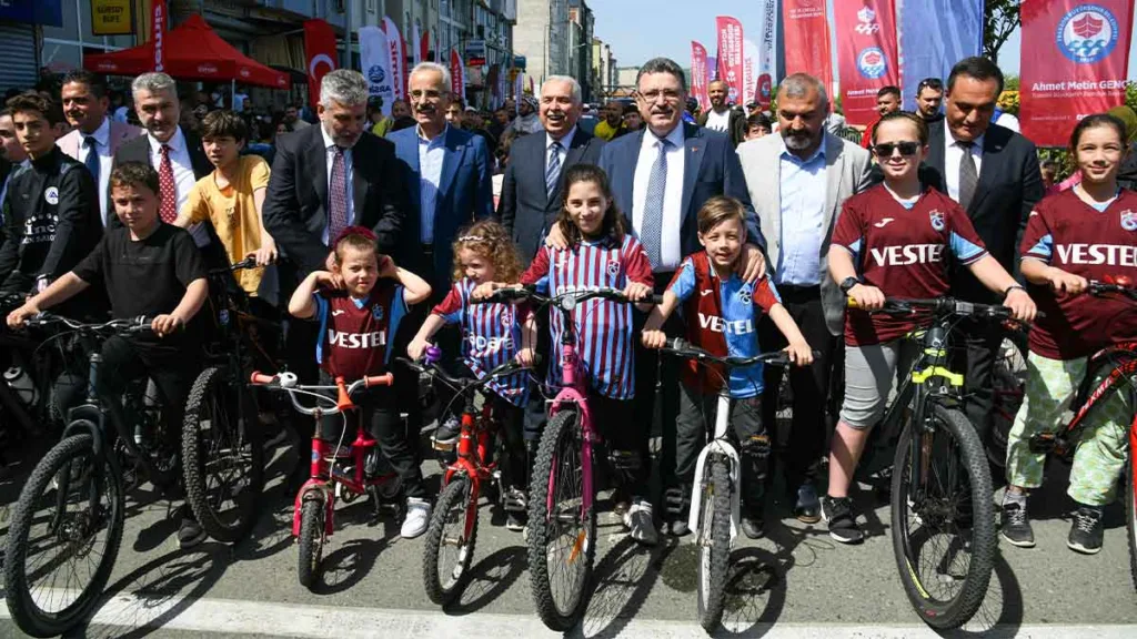 Trabzon’da düzenlenen Türkiye Kupası 4. Etap Yol Yarışı’na katılan sporcular ve protokol üyeleri