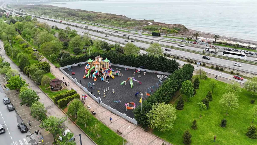 Trabzon Büyükşehir Belediye Başkanı Ahmet Metin Genç, yeni sosyal alan projelerini sahada inceledi