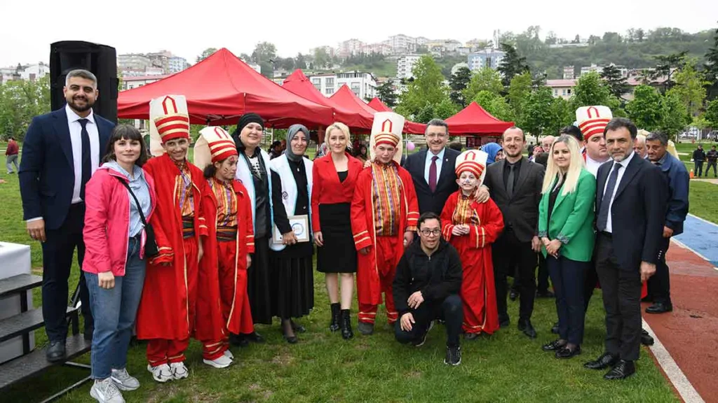 Trabzon Engelsiz Yaşam Festivali’nde Başkan Ahmet Metin Genç, katılımcılarla birlikte farkındalık etkinliğinde konuşma yapıyor.