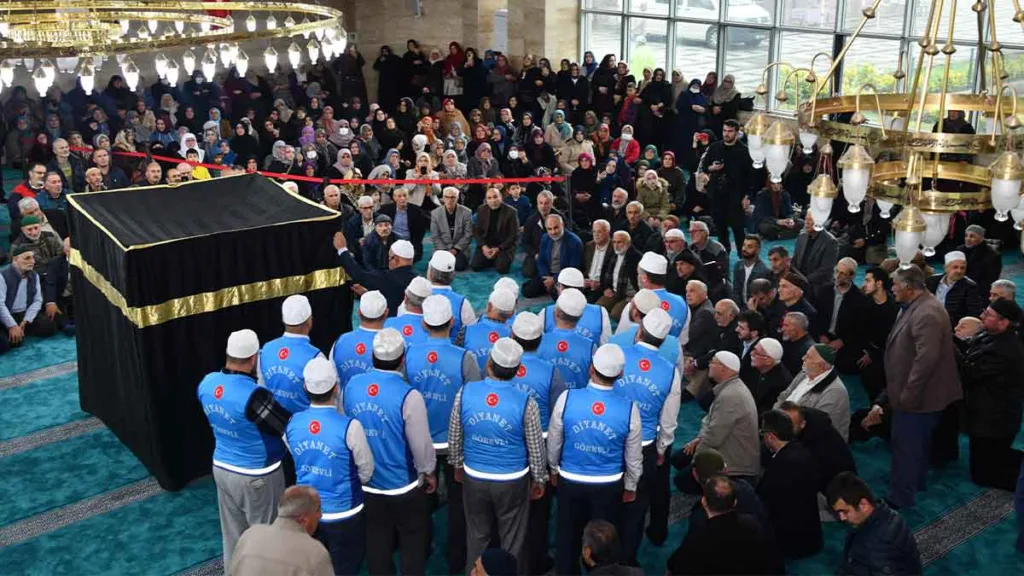 Trabzon’da dualarla uğurlanan hacı adayları ve uğurlama töreninden görüntüler