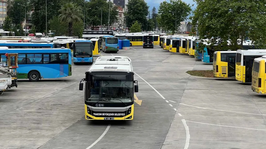Trabzon Büyükşehir Belediye Başkanı Ahmet Metin Genç, toplu ulaşım zammı, şehir hastanesi ve çevre yolu projeleri hakkında açıklamalarda bulundu.