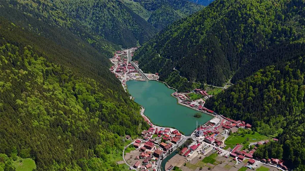 Başkan Ahmet Metin Genç, Uzungöl’de turizm kalitesi için vatandaşlara hassasiyet çağrısı yaptı