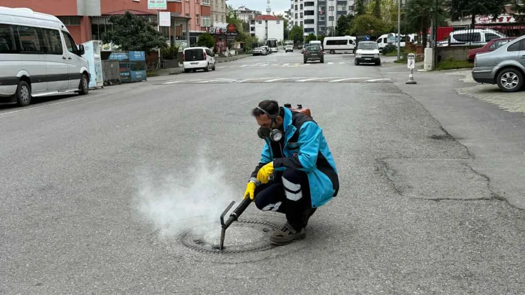 Trabzon Büyükşehir Belediyesi vektörle mücadele için ilaçlama çalışmalarını sürdürüyor