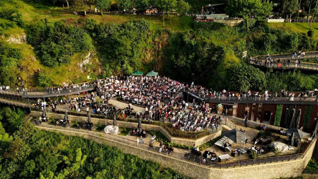 Volkan Konak Gençlik Konseri Boztepe’de yüzlerce kişiyle gerçekleştirildi