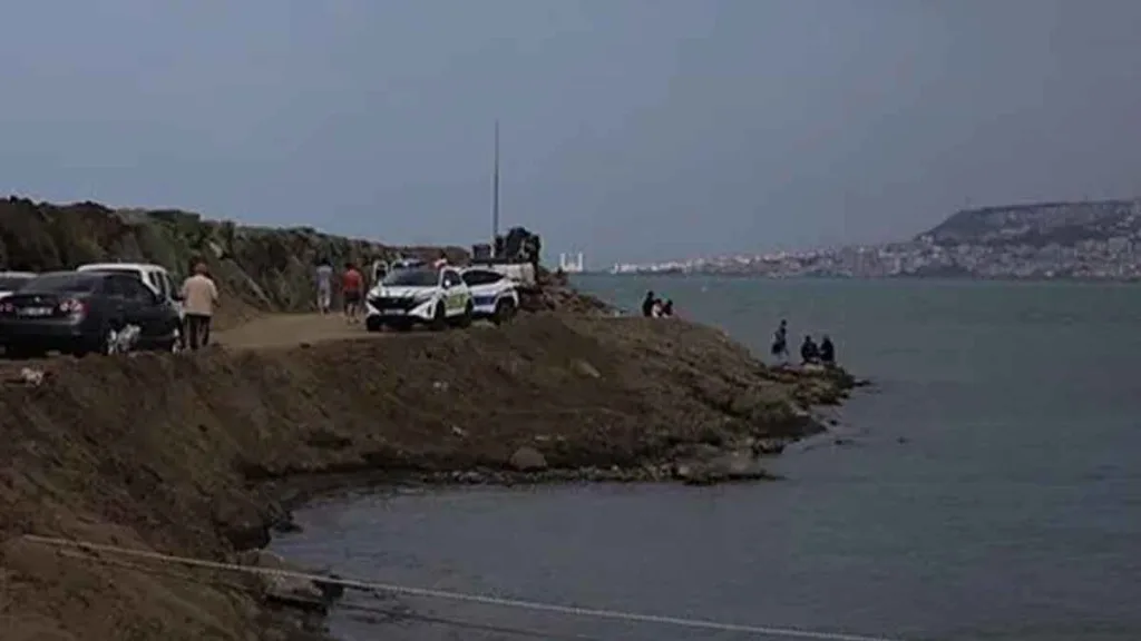 Trabzon’da denize girdikten sonra yaşam savaşını kaybeden 16 yaşındaki Tolgahan Bıçak, son yolculuğuna uğurlandı.