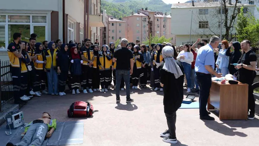 Trabzon Üniversitesi Tonya MYO'da trafik kazası temalı ilkyardım tatbikatı gerçekleştirildi
