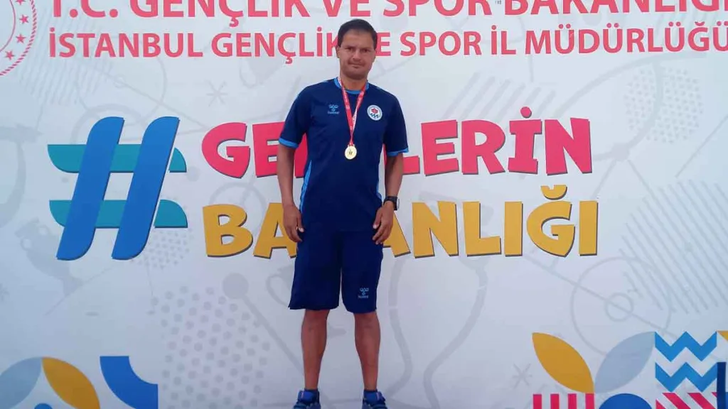 Trabzonlu sporcu Emrah Öztürk, 5000 metrede Türkiye rekoru kırarak şampiyon oldu