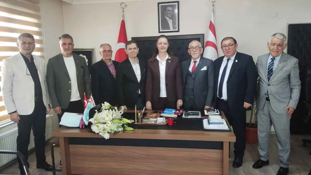 Trabzonspor Divan Başkanlık Kurulu, KKTC Trabzon Başkonsolosu Fatma Demirel’i ziyaret etti