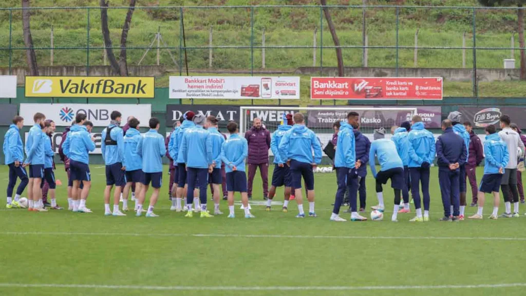 Trabzonspor oyuncuları Kasımpaşa maçı öncesi antrenmanda çalışıyor