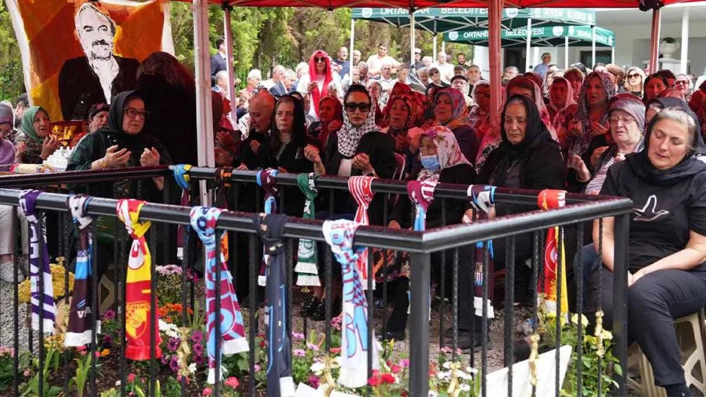 Trabzonlu sanatçı Volkan Konak, vefatının 40. gününde mezarı başında anıldı