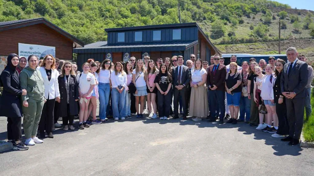Ortahisar Belediye Başkanı Ahmet Kaya, yabancı Erasmus öğrencilerini En Mutlu Köy’de ağırlarken atölyeleri gezdiriyor