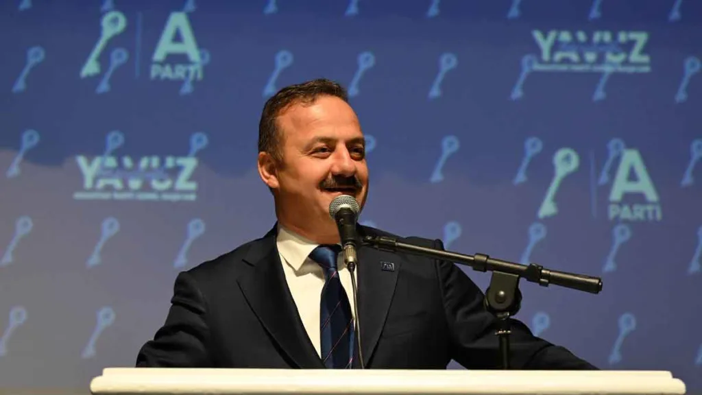 Yavuz Ağıralioğlu Trabzon’da partisinin il binası açılışında konuşma yaparken