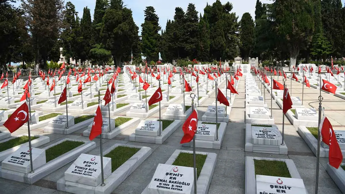 Trabzon'da bayram öncesi şehitliğe ziyaret 1 Trabzonda bayram oncesi sehitlige ziyaret