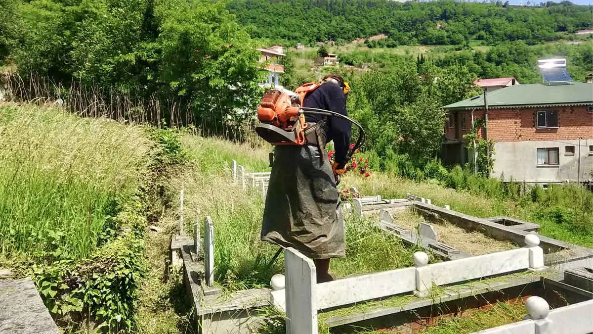 Trabzon’da mezarlıklarda bayram hazırlıkları tamamlandı 1 Trabzonda mezarliklarda bayram hazirliklari tamamlandi