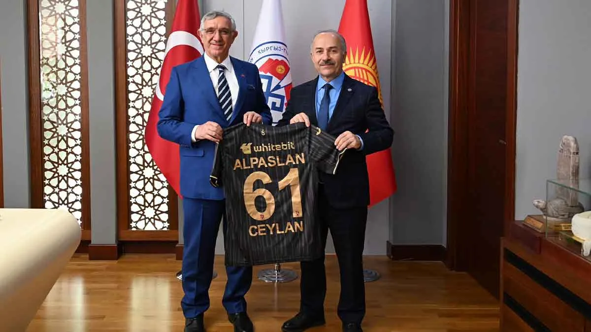 Trabzonlu rektörden Manas Üniversitesi Rektörüne Trabzonspor hediyesi 1 Trabzonlu rektorden Manas Universitesi Rektorune Trabzonspor hediyesi