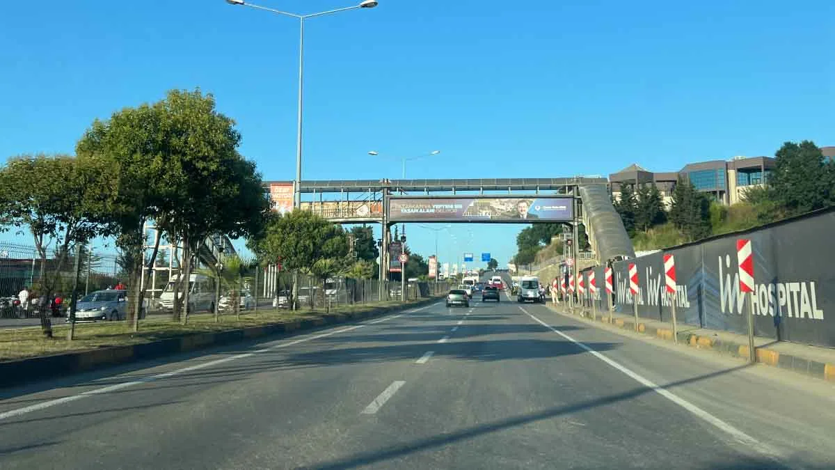 Trabzon’da üst geçit kazaya davetiye çıkarıyor!