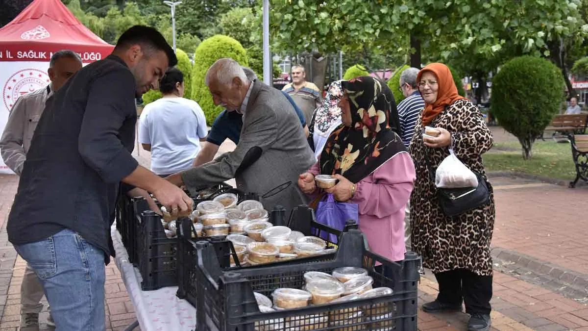 Trabzon'da-2500-kişilik-aşure-dağıtıldı