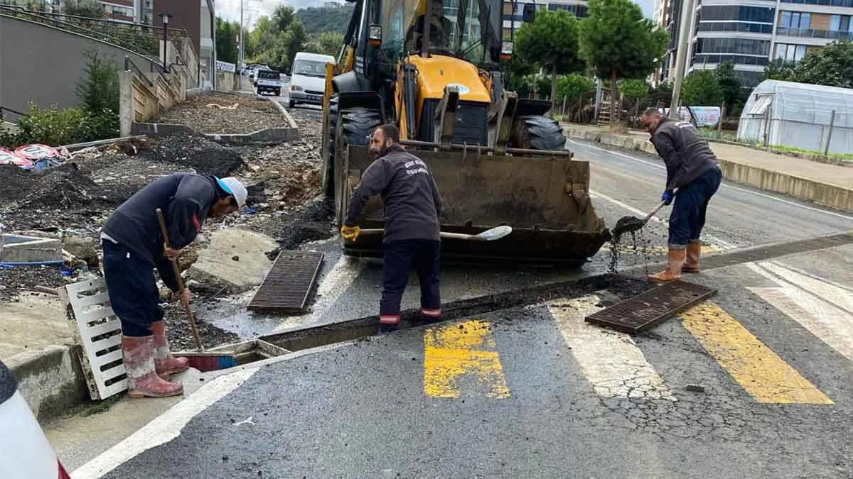 Trabzon’da-yağmur-sonrası-ızgaralar-temizlendi
