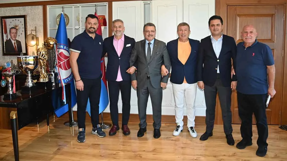 Başkan Genç, efsane futbolcuları ağırladı 1 Baskan Genc efsane futbolculari agirladi