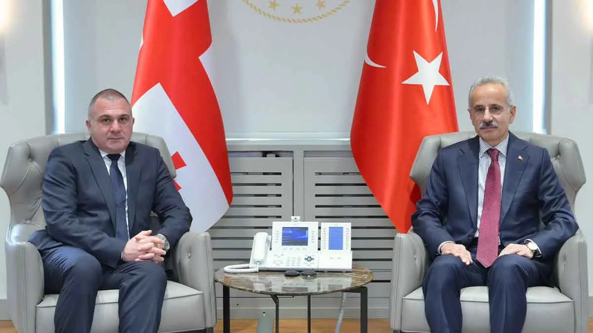 Bakan-Uraloğlu,-Gürcistan-Altyapı-Bakanı-Sokhadze-ile-Görüştü