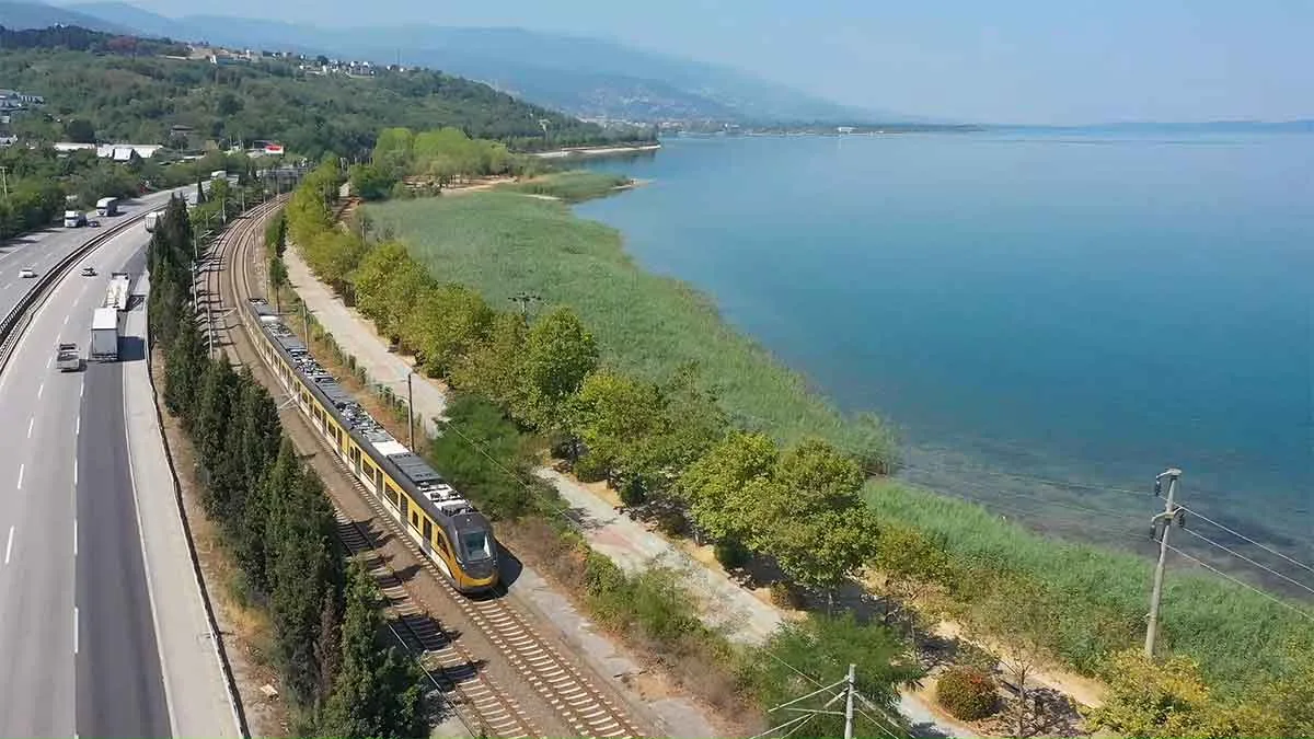 Türkiye’nin-ilk-yerli-elektrikli-lokomotifi,-Milli-Banliyö-Tren-Seti’ni-Gaziantep’e-ulaştırdı
