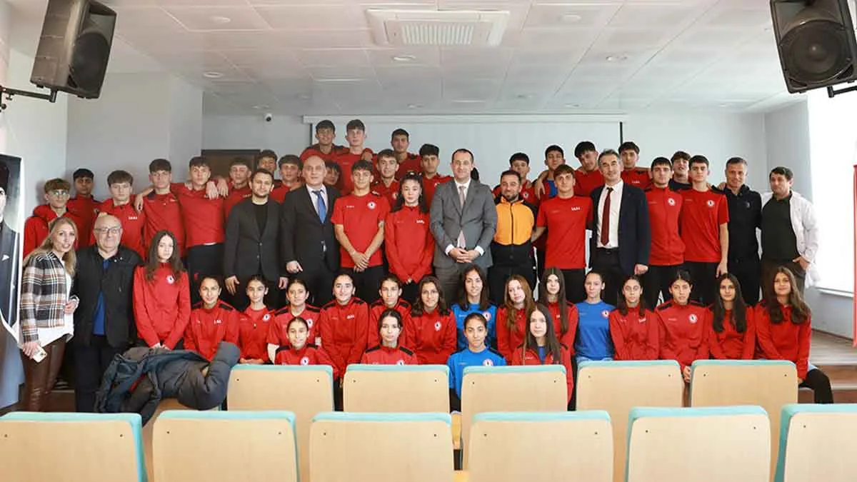Başkan-Ekim-İbrahim-Erdemoğlu-Spor-Lisesi-öğrencileriyle-buluştu