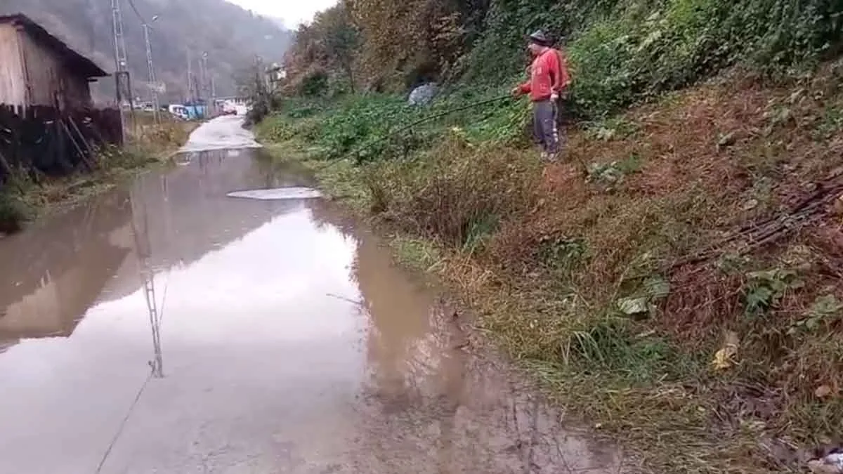 Trabzon'da-bir-esnaf-göle-dönen-yolda-balık-tuttu