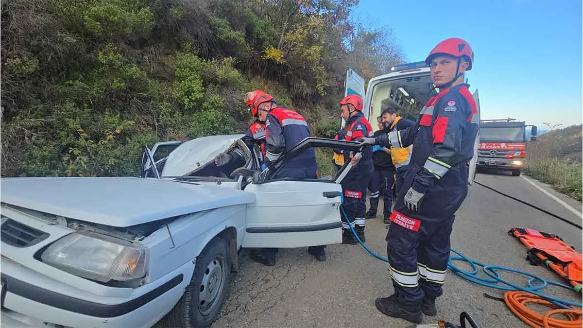 Trabzon'da-seyir-halindeki-otomobilin-üzerine-kaya-düştü