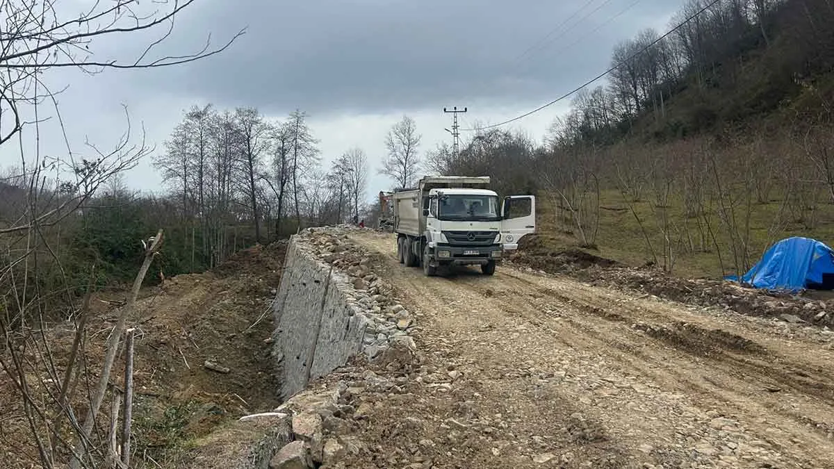 Trabzon'da-bozuk-yol-çalışmaları-sürüyor