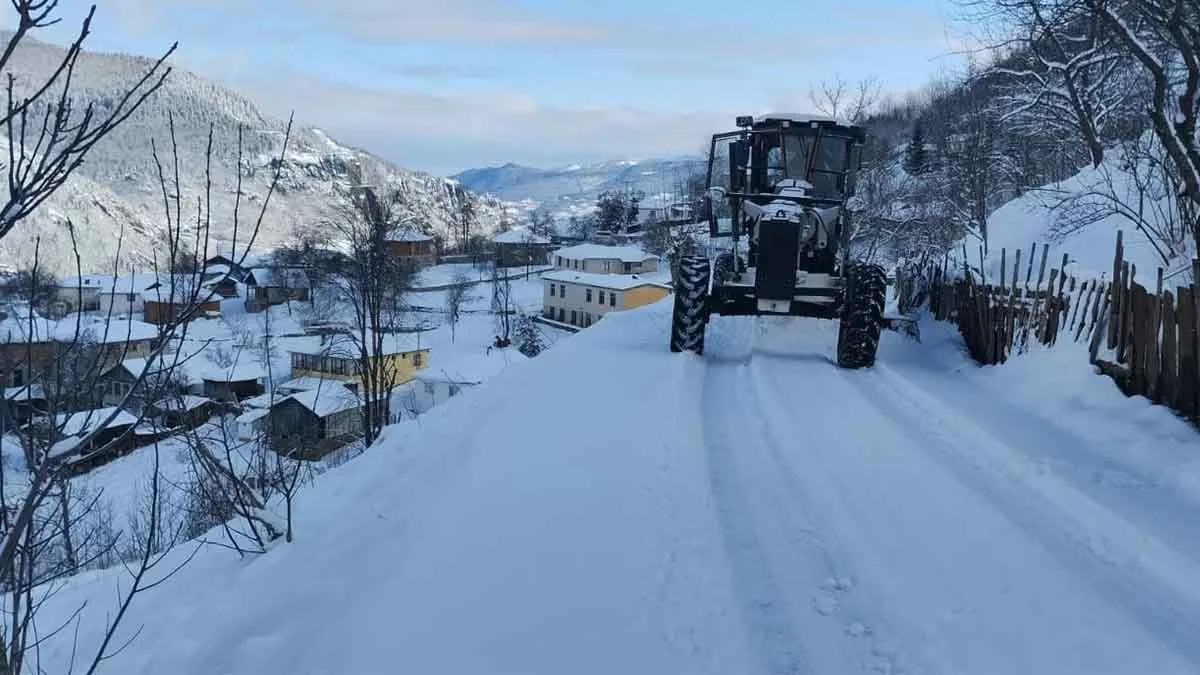 Trabzon'da-ekiplerin-kar-mesaisi-sürüyor