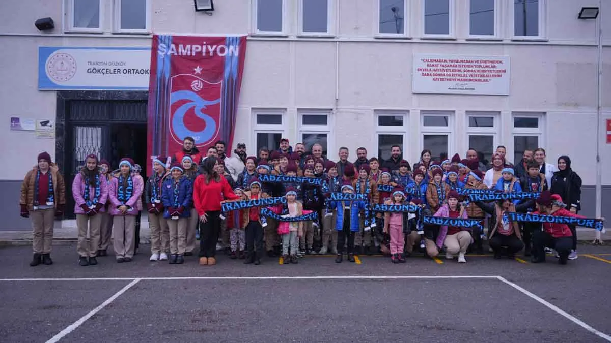Trabzonsporlu-taraftarlardan-minik-öğrencilere-anlamlı-hediye