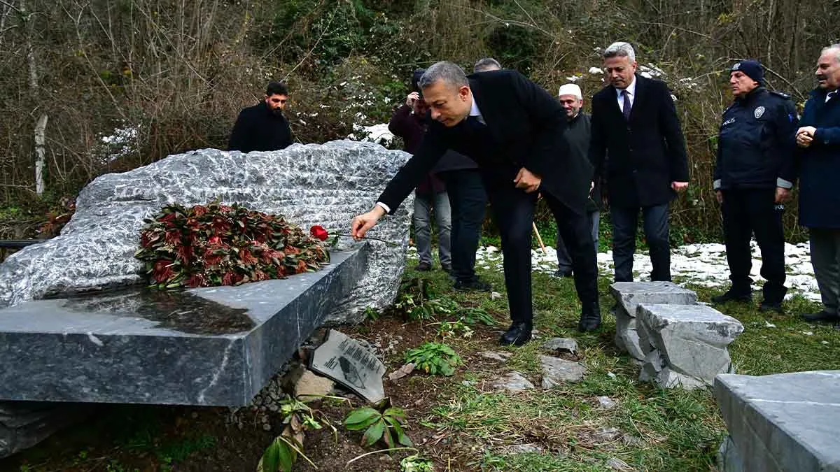 Vali-Şahin-Özkan-Sümer’in-kabrini-ziyaret-etti